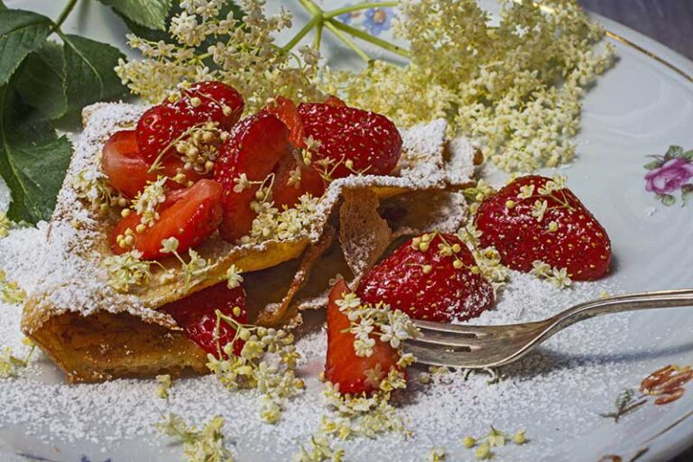 Crepes-mit-Erdbeeren-und-Holunderblüten